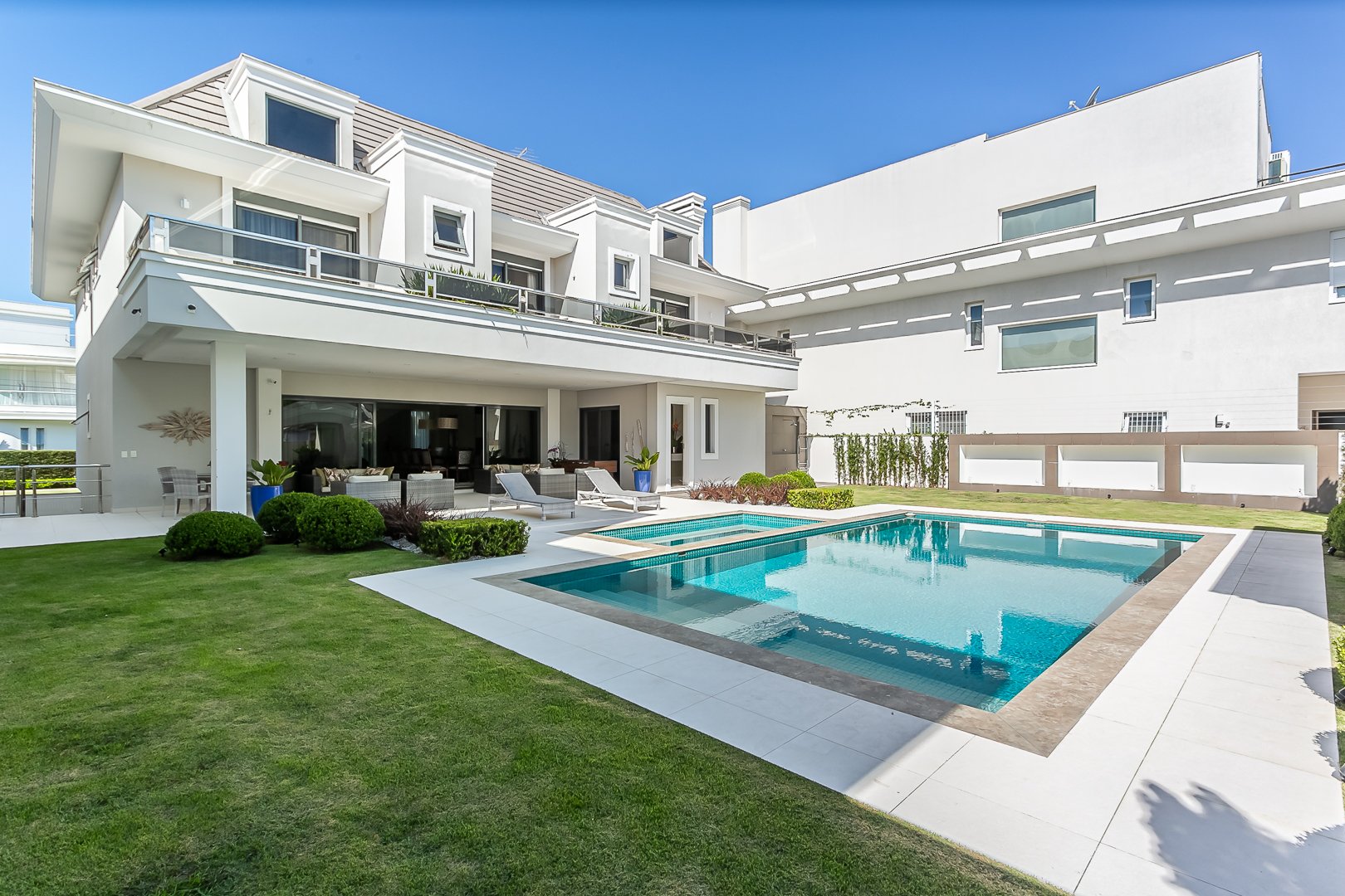 Casa clássica com vista mar em Jurerê Internacional