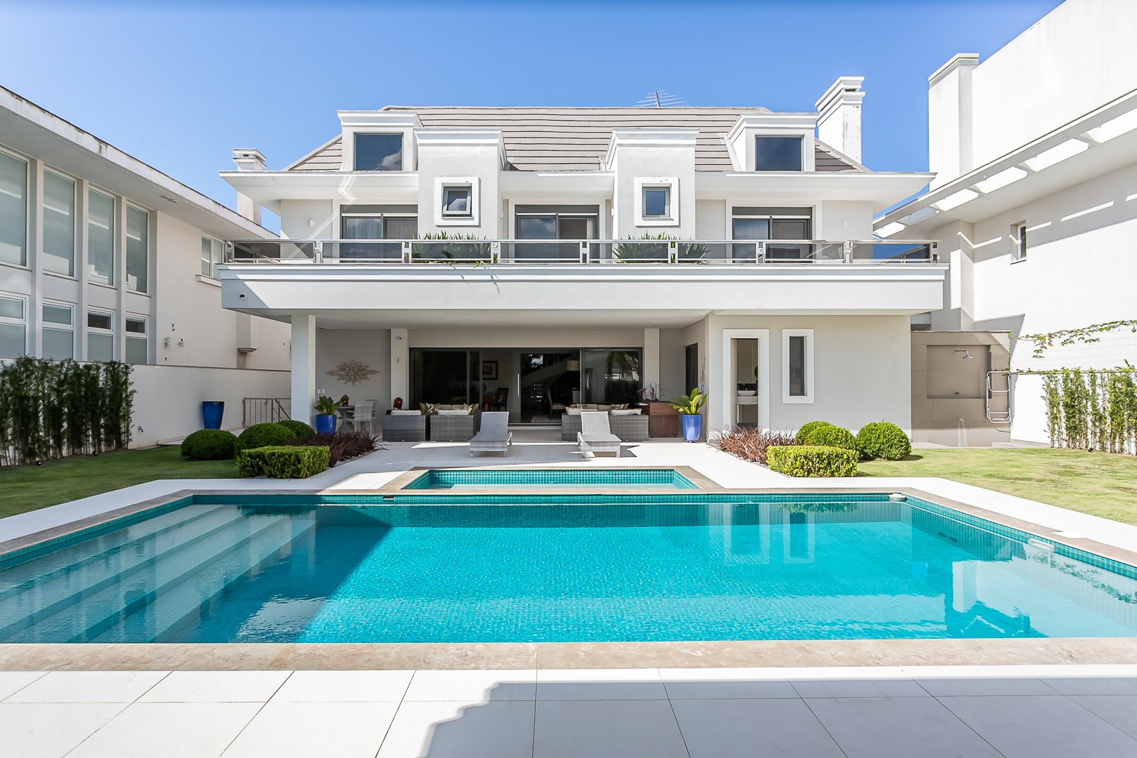 Casa clássica com vista mar em Jurerê Internacional