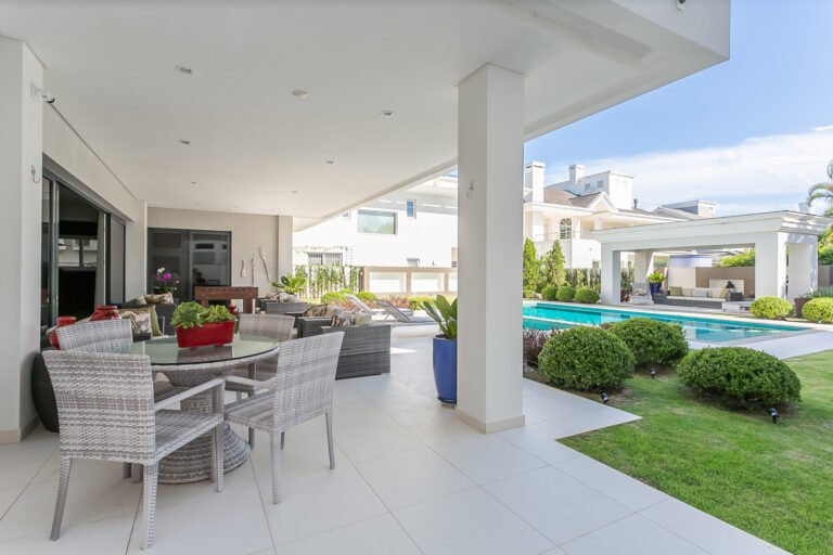 Casa clássica com vista mar em Jurerê Internacional