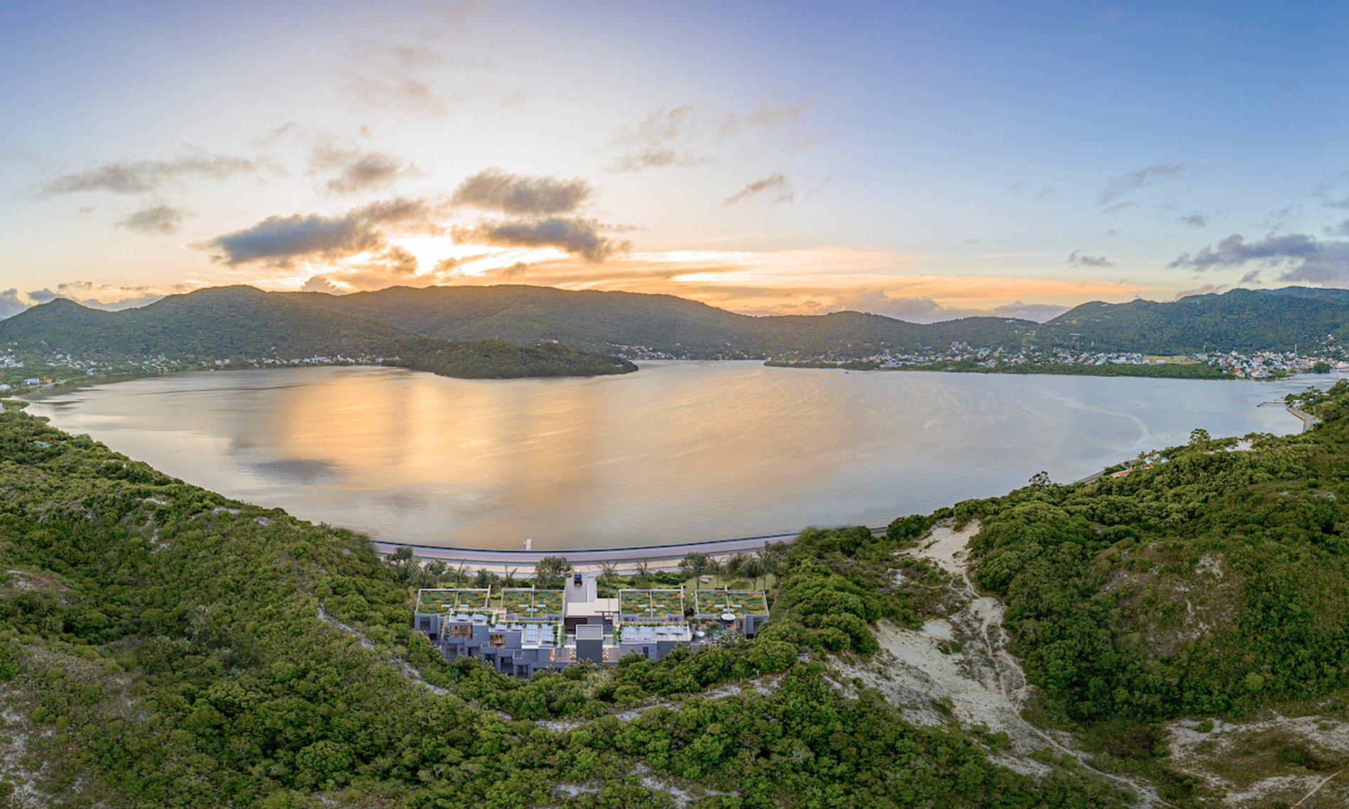 CASA NO CONDOMÍNIO JACARANDÁ NA LAGOA DA CONCEIÇÃO