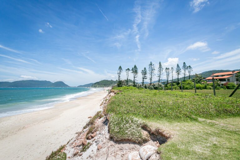 Casa em Condomínio Fechado no Morro das Pedras