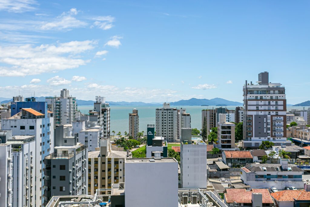 Entenda como a regulação do Airbnb impacta quem tem — ou quer ter — imóvel para temporada em Florianópolis e Santa Catarina, e quais estratégias usar agora.