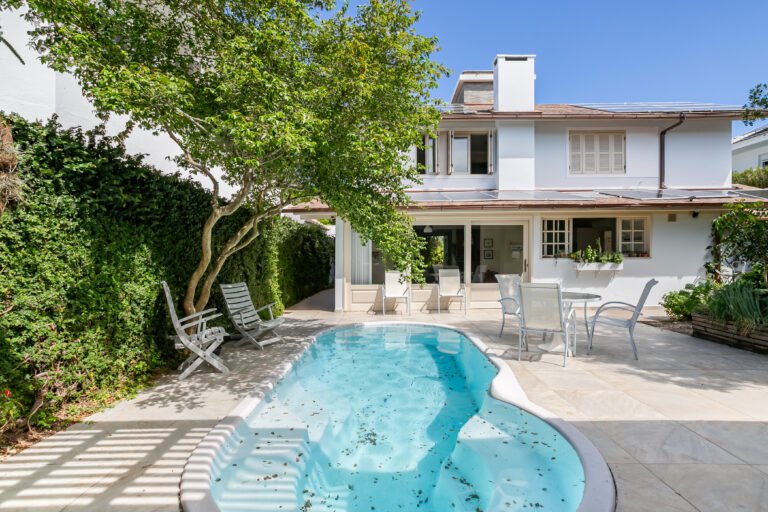 Casa à beira da Lagoa da Conceição, no Jardim Saulo Ramos