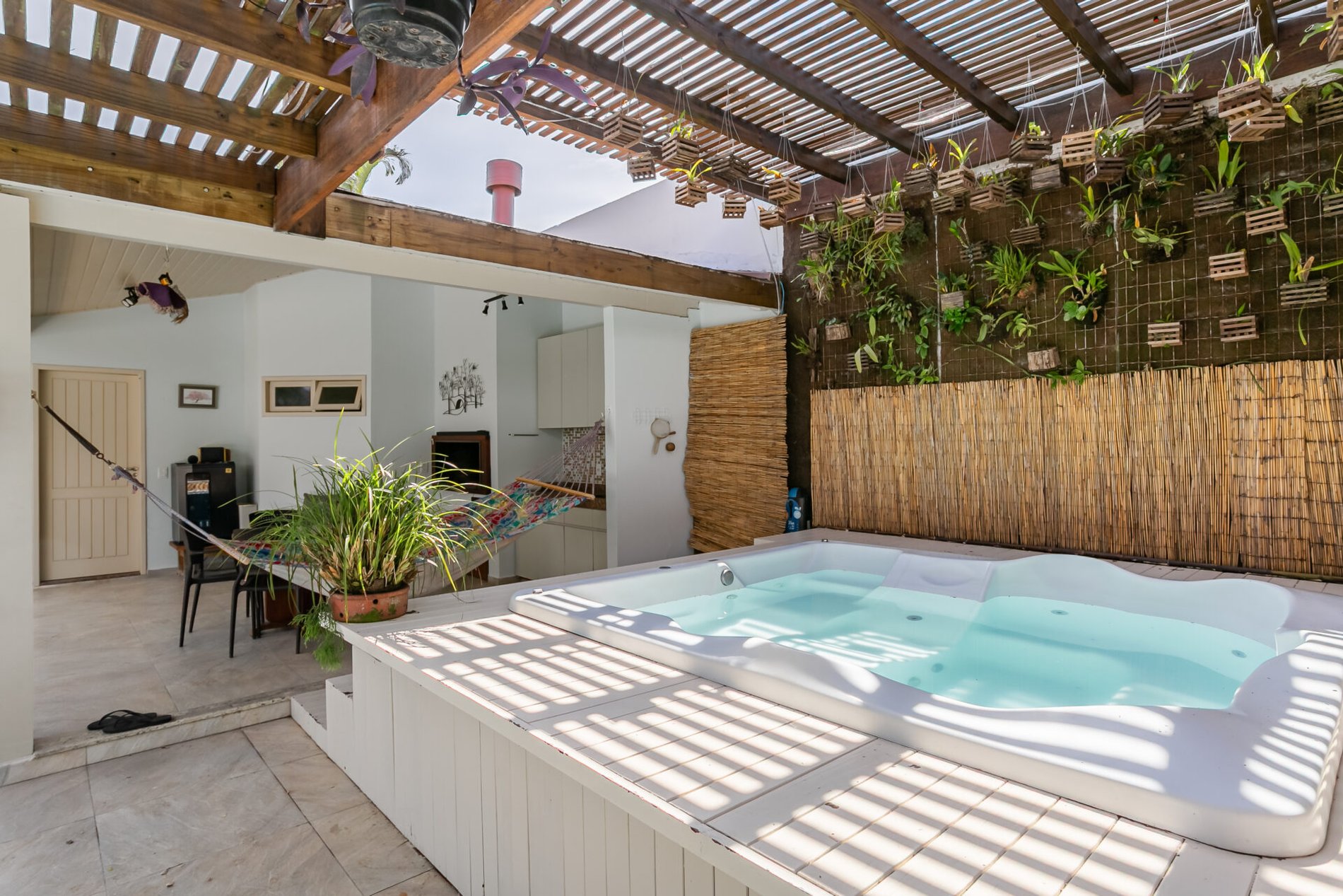 Casa à beira da Lagoa da Conceição, no Jardim Saulo Ramos