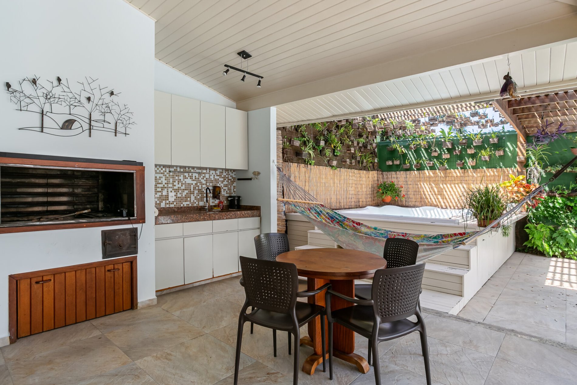 Casa à beira da Lagoa da Conceição, no Jardim Saulo Ramos