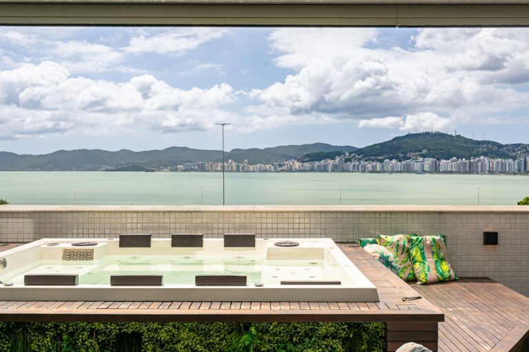 Apartamento Garden de Frente para Beira Mar e Ponte Hercílio Luz