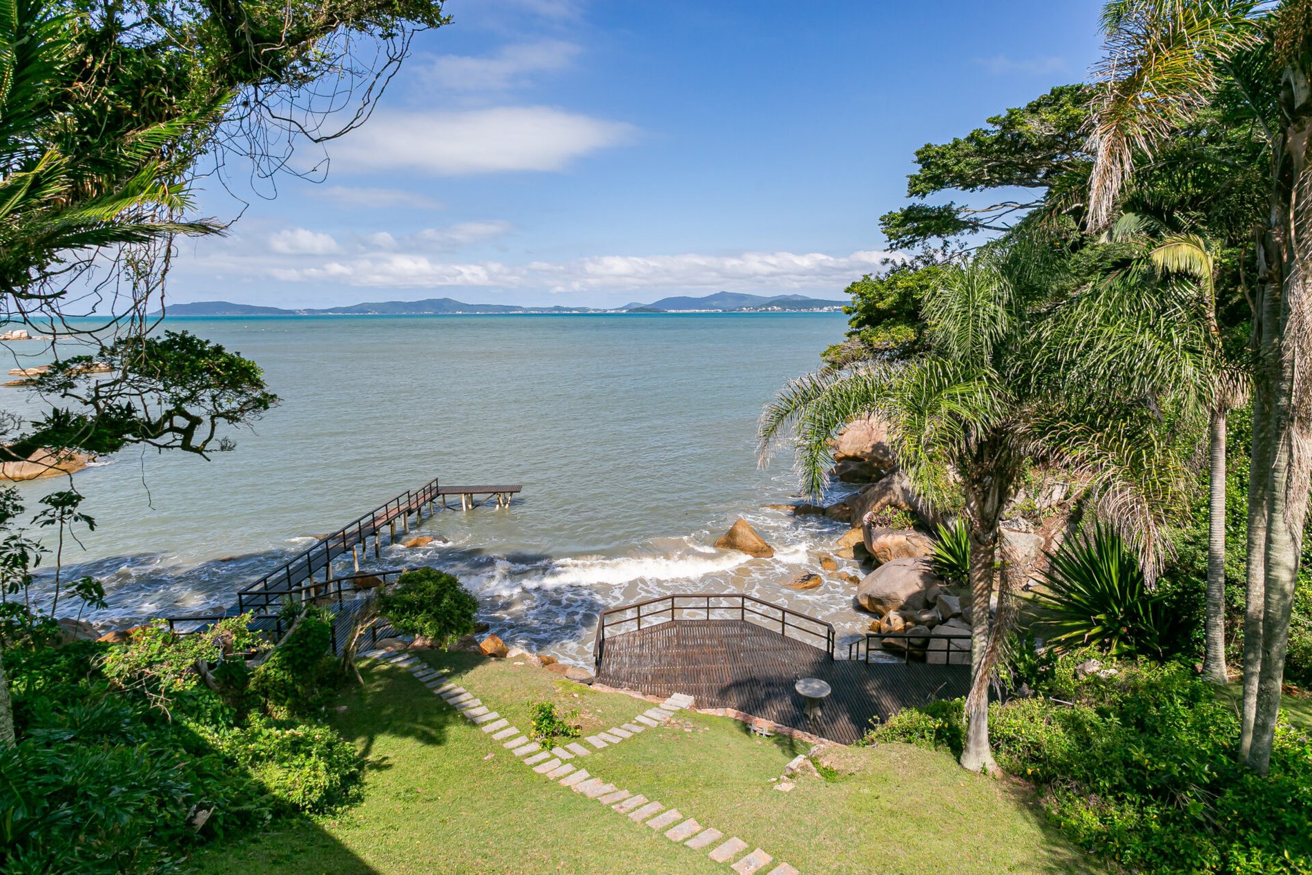Casa em condomínio com praia particular em Governador Celso Ramos