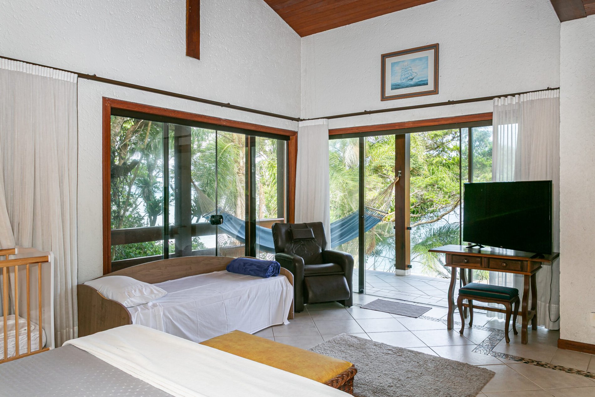 Casa em condomínio com praia particular em Governador Celso Ramos