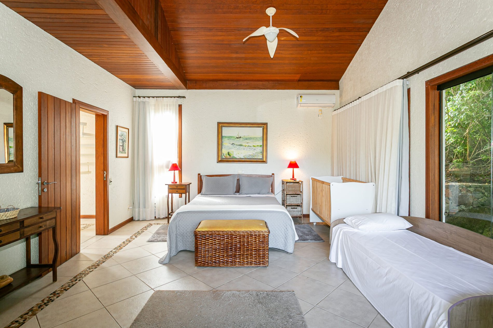 Casa em condomínio com praia particular em Governador Celso Ramos