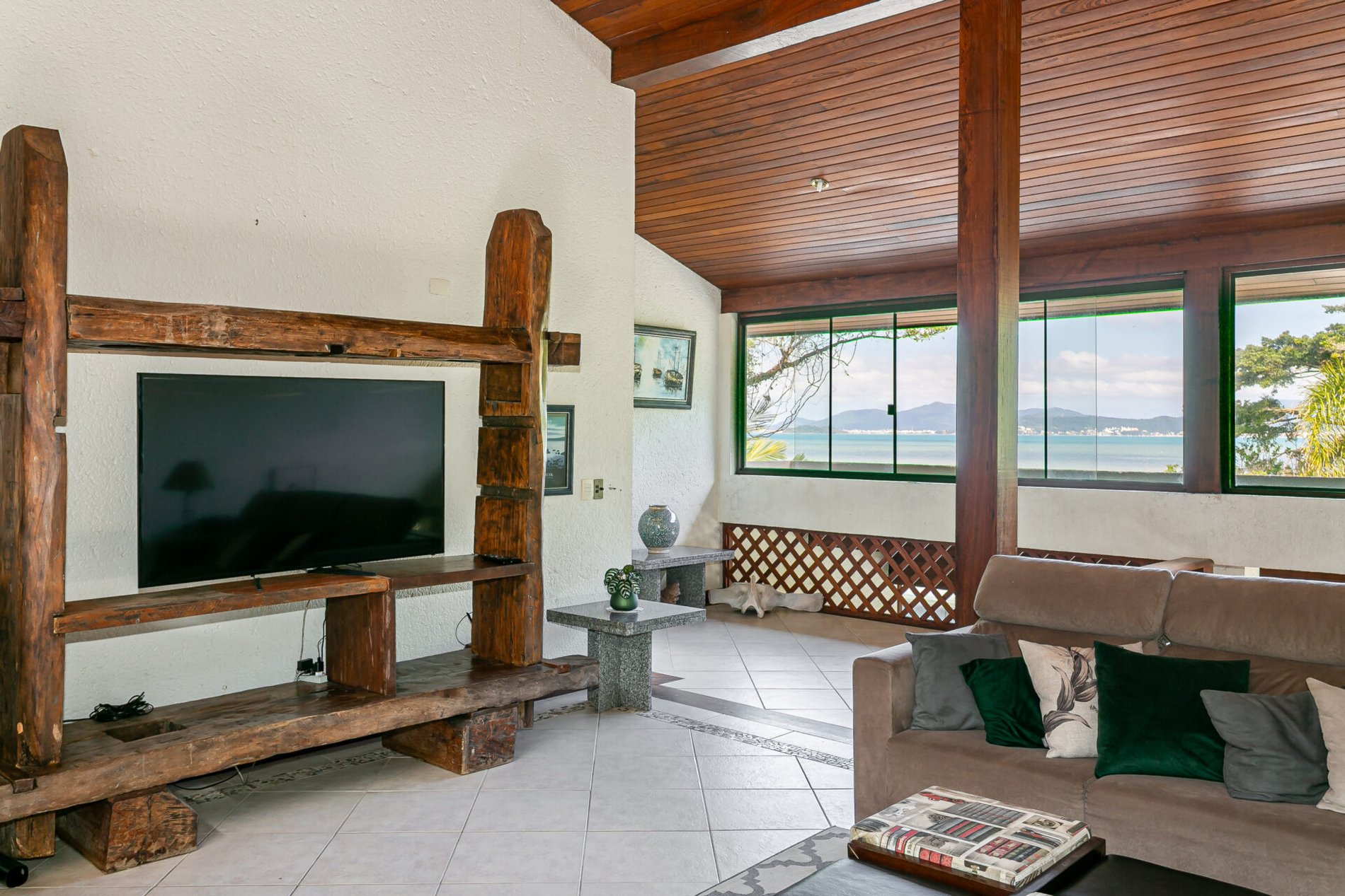 Casa em condomínio com praia particular em Governador Celso Ramos