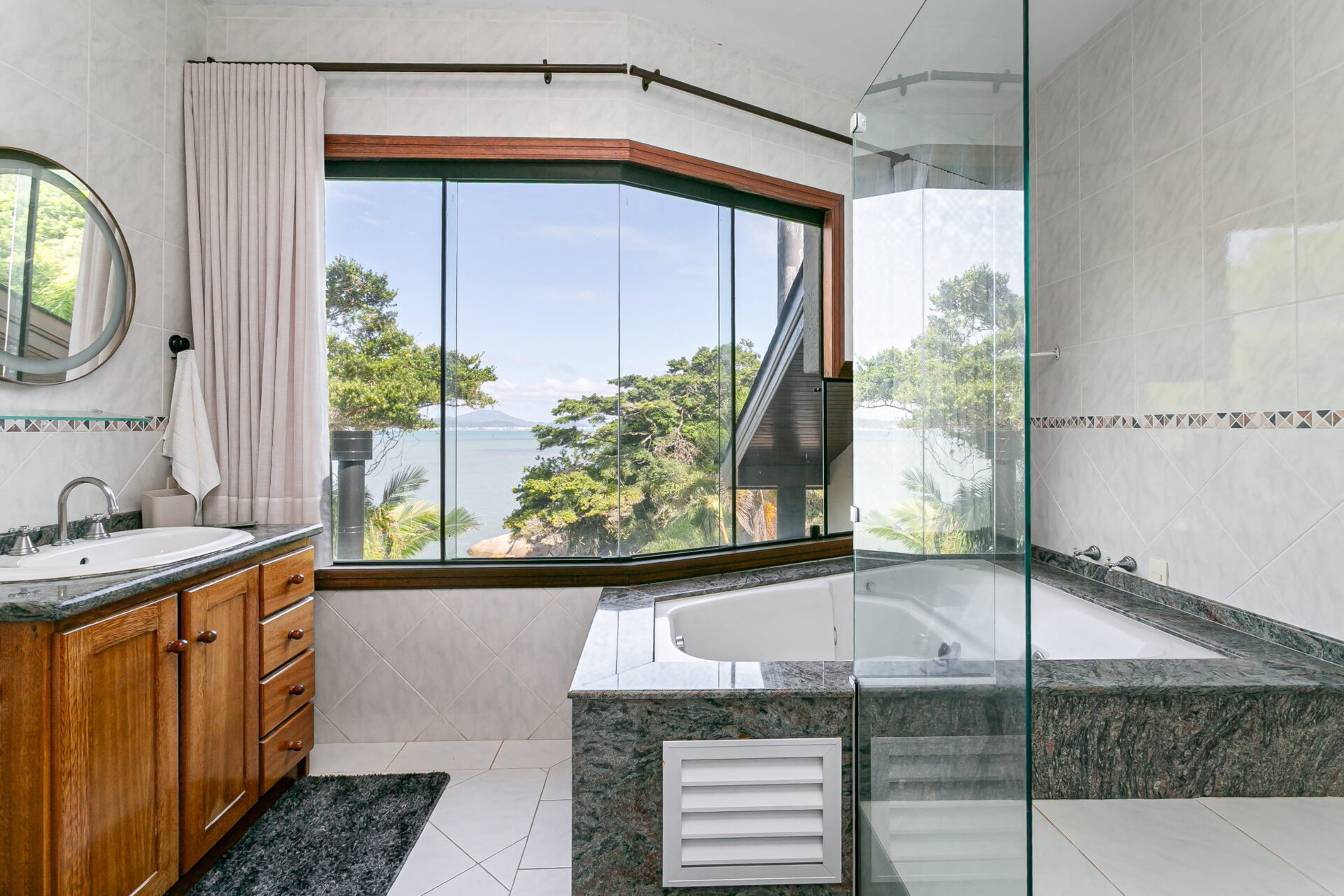 Casa em condomínio com praia particular em Governador Celso Ramos