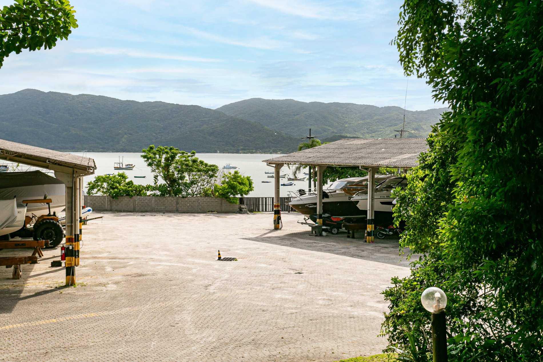 Casa em condomínio com praia particular em Governador Celso Ramos