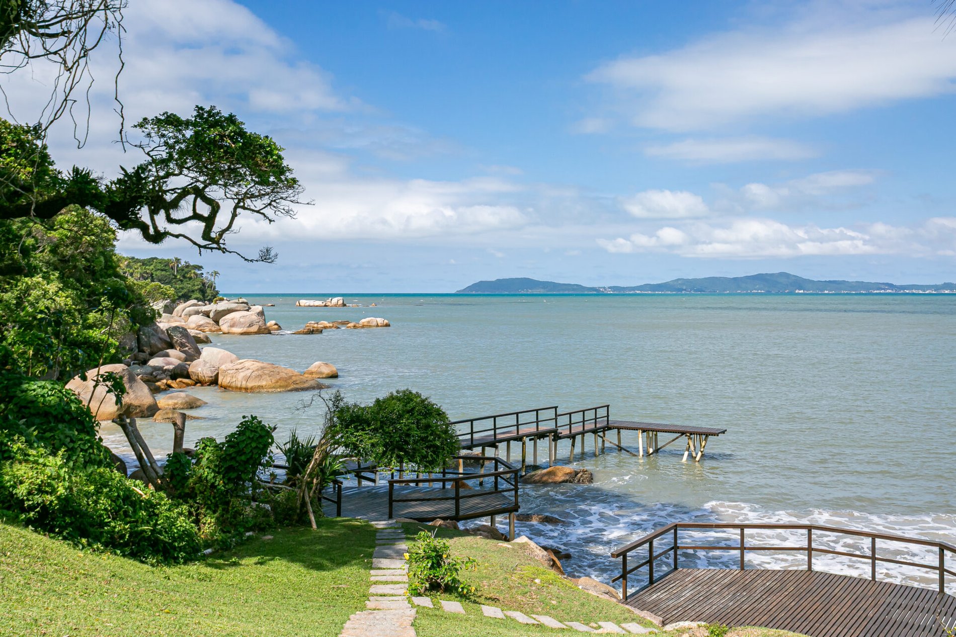 Casa em condomínio com praia particular em Governador Celso Ramos