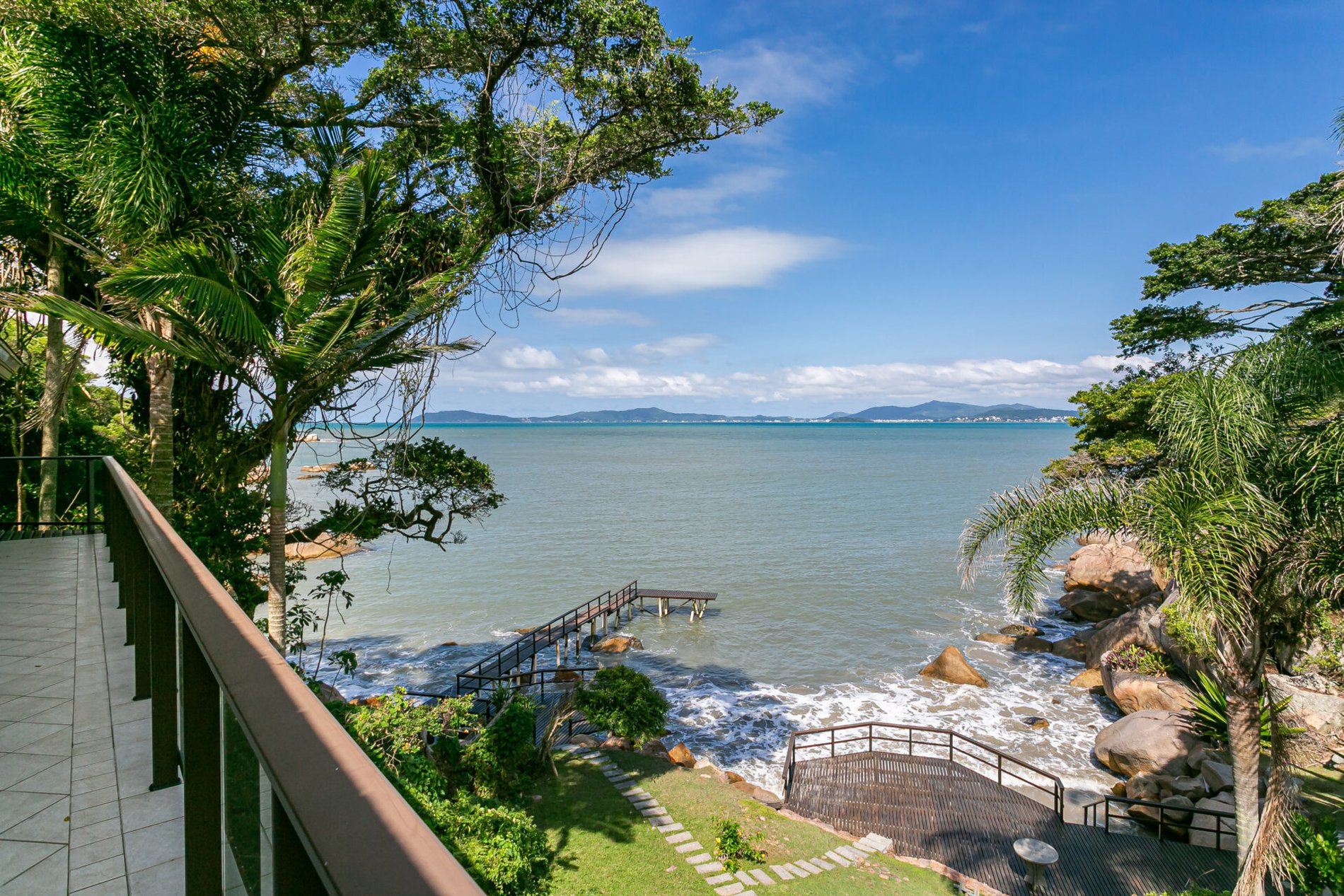 Casa em condomínio com praia particular em Governador Celso Ramos