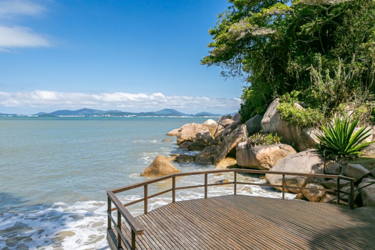 Casa em condomínio com praia particular em Governador Celso Ramos