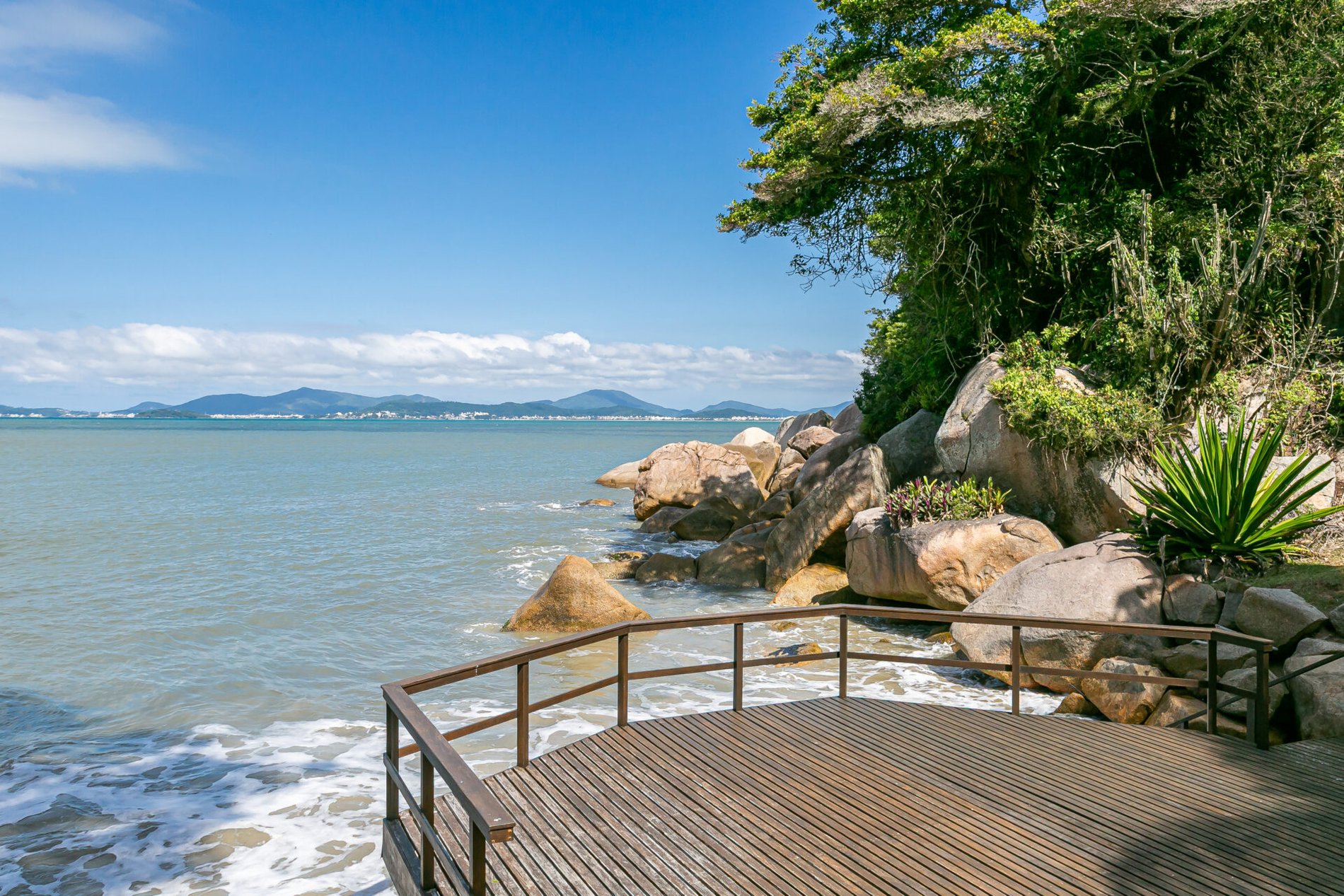 Casa em condomínio com praia particular em Governador Celso Ramos