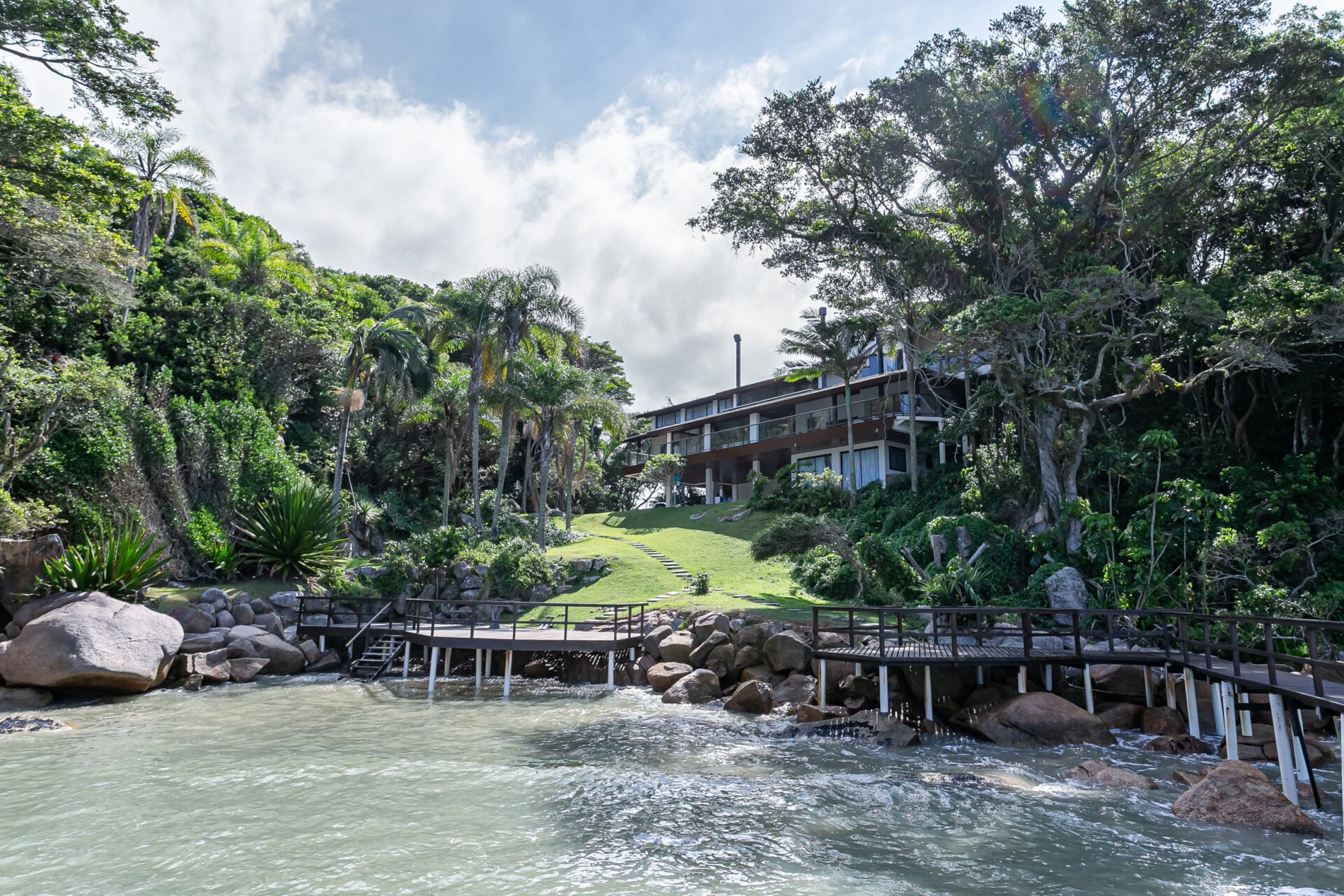 Casa em condomínio com praia particular em Governador Celso Ramos