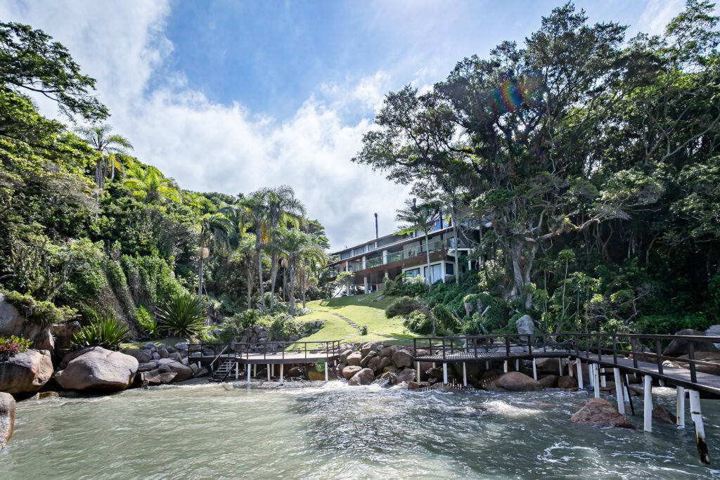 Casa em condomínio com praia particular em Governador Celso Ramos