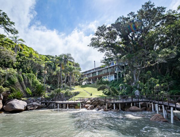 Casa em condomínio com praia particular em Governador Celso Ramos