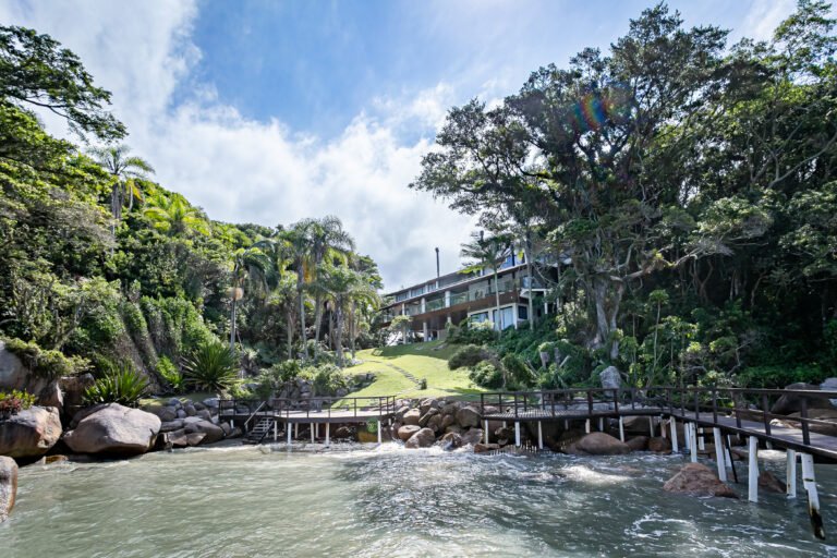 Casa em condomínio com praia particular em Governador Celso Ramos