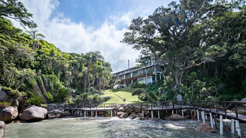 Casa em condomínio com praia particular em Governador Celso Ramos
