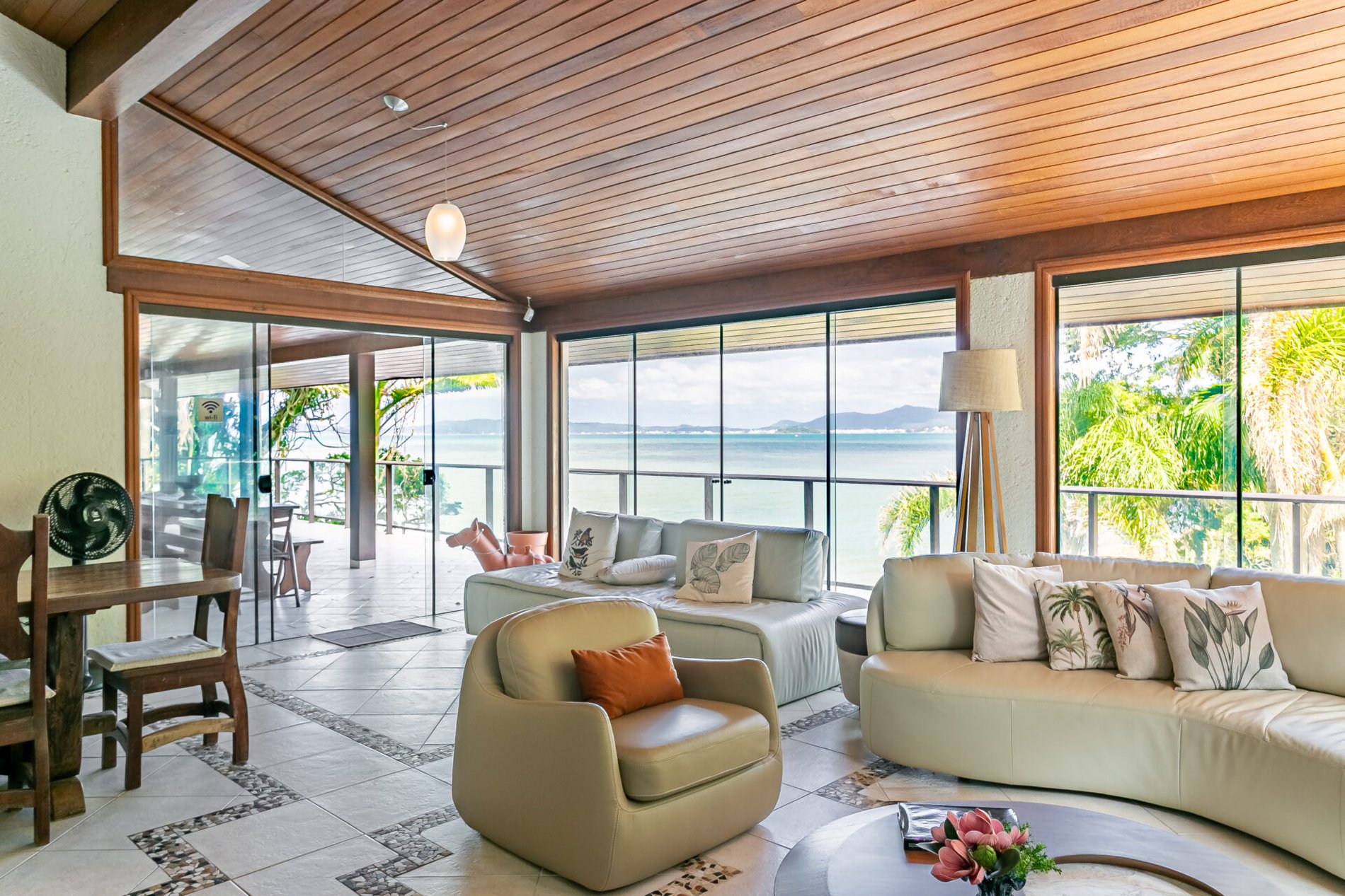 Casa em condomínio com praia particular em Governador Celso Ramos