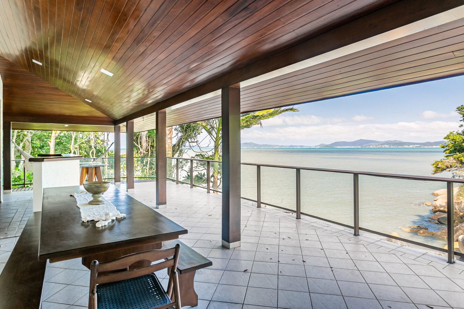 Casa em condomínio com praia particular em Governador Celso Ramos