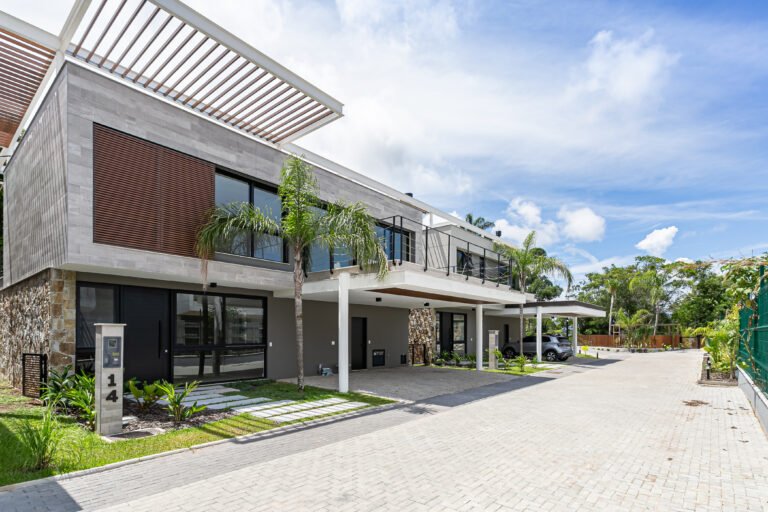 CASA NO CONDOMÍNIO VILARES NO PORTO DA LAGOA