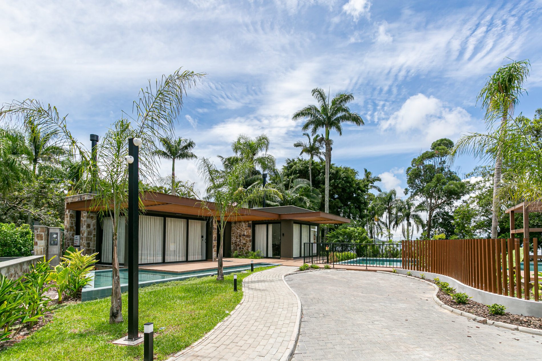 CASA NO CONDOMÍNIO VILARES NO PORTO DA LAGOA
