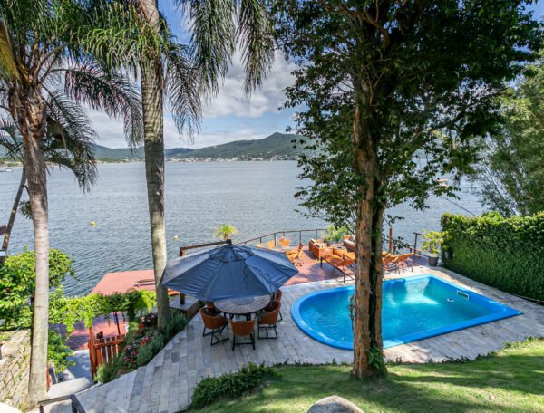 Casa à beira da Lagoa da Conceição