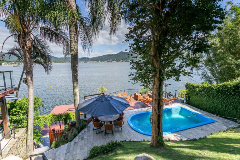Casa à beira da Lagoa da Conceição
