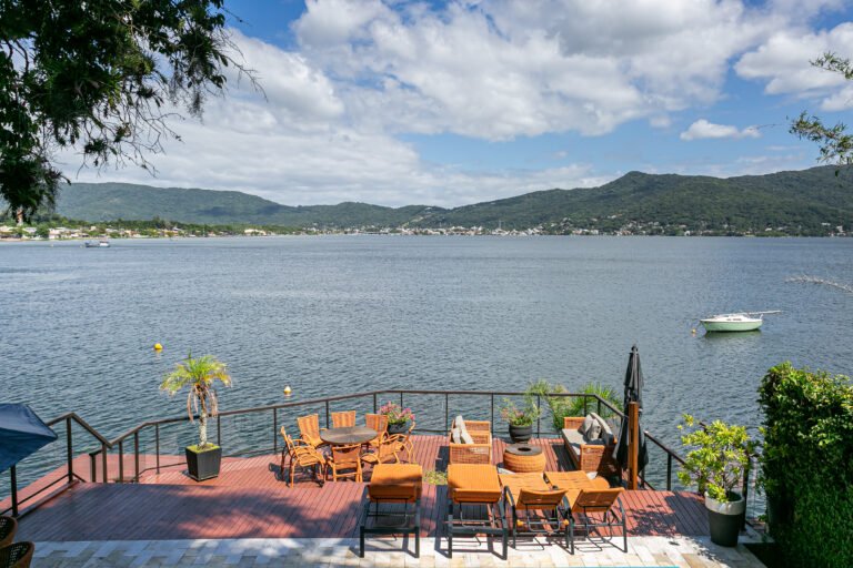 Casa à beira da Lagoa da Conceição