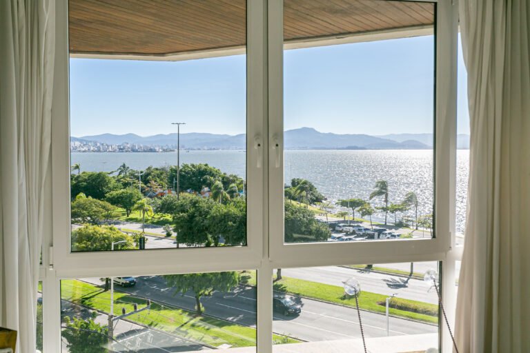Apartamento com Vista Mar de 4 Suítes no Centro de Florianópolis