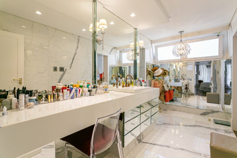 Apartamento com Vista Mar de 4 Suítes no Centro de Florianópolis