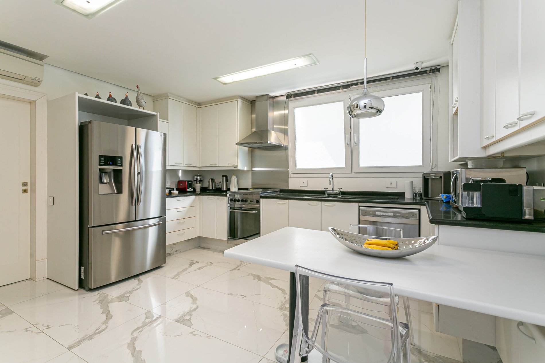 Apartamento com Vista Mar de 4 Suítes no Centro de Florianópolis