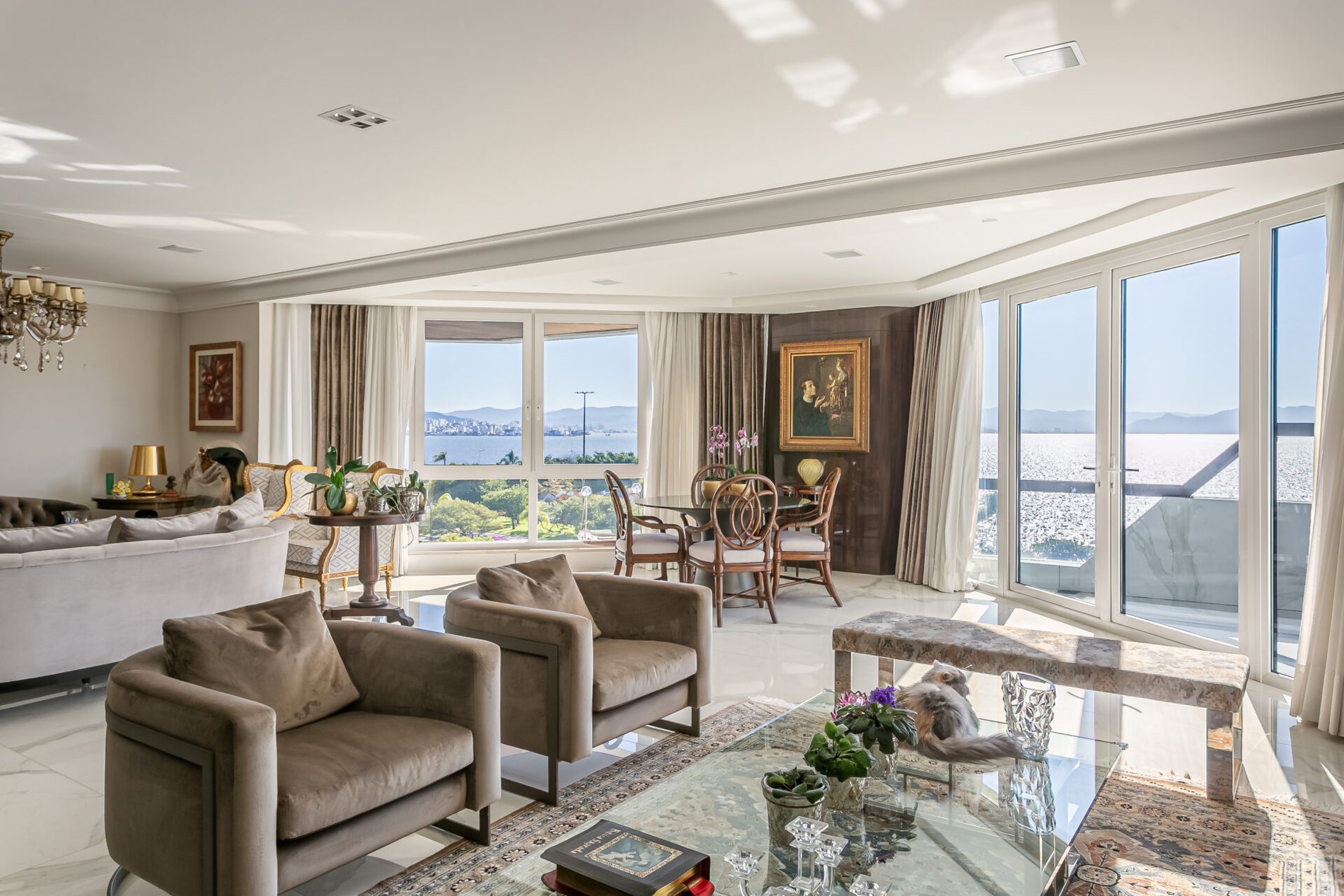 Apartamento com Vista Mar de 4 Suítes no Centro de Florianópolis