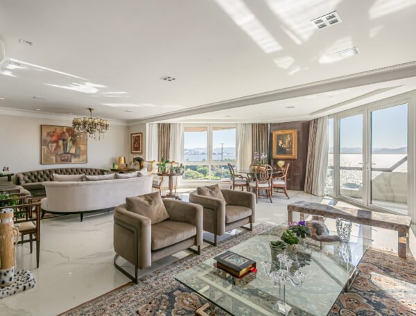 Apartamento com Vista Mar de 4 Suítes no Centro de Florianópolis