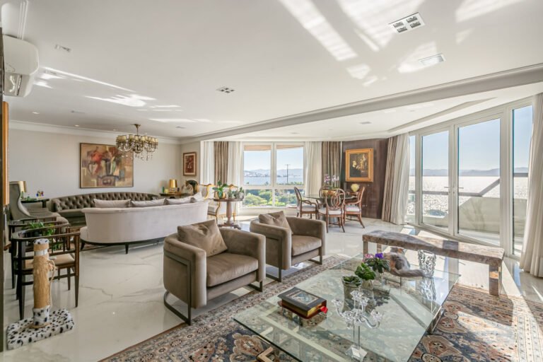 Apartamento com Vista Mar de 4 Suítes no Centro de Florianópolis