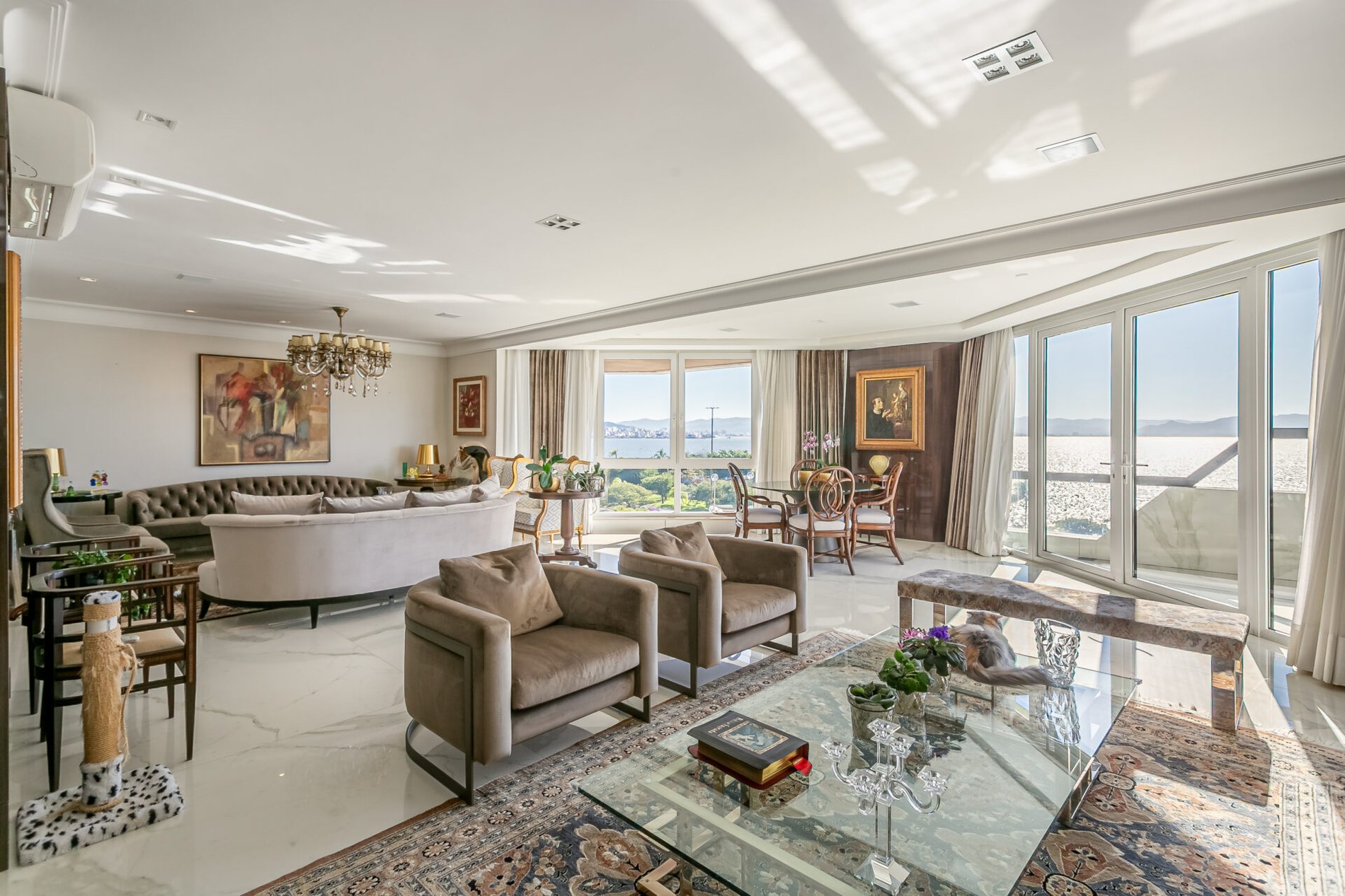 Apartamento com Vista Mar de 4 Suítes no Centro de Florianópolis