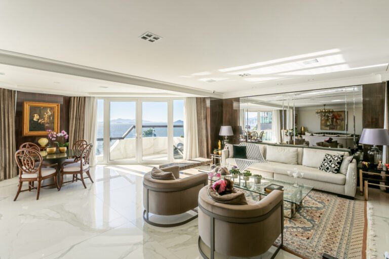 Apartamento com Vista Mar de 4 Suítes no Centro de Florianópolis