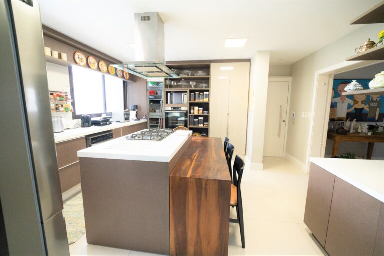 Apartamento com 3 Suítes | Beiramar de Florianópolis